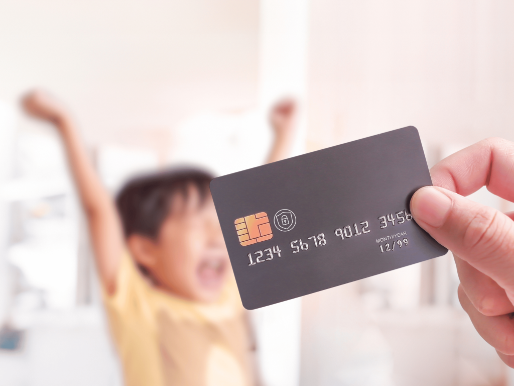 Phụ huynh lập thẻ thanh toán cho con trẻ từ sớm
