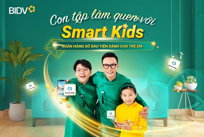 Gia đình sử dụng ứng dụng BIDV Smart Kids trên điện thoại thông minh