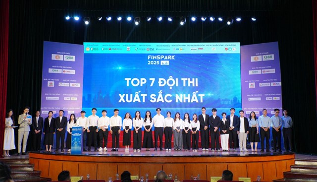 Các đội thi đứng trên sân khấu nhận vinh danh tại cuộc thi FinSpark 2025
